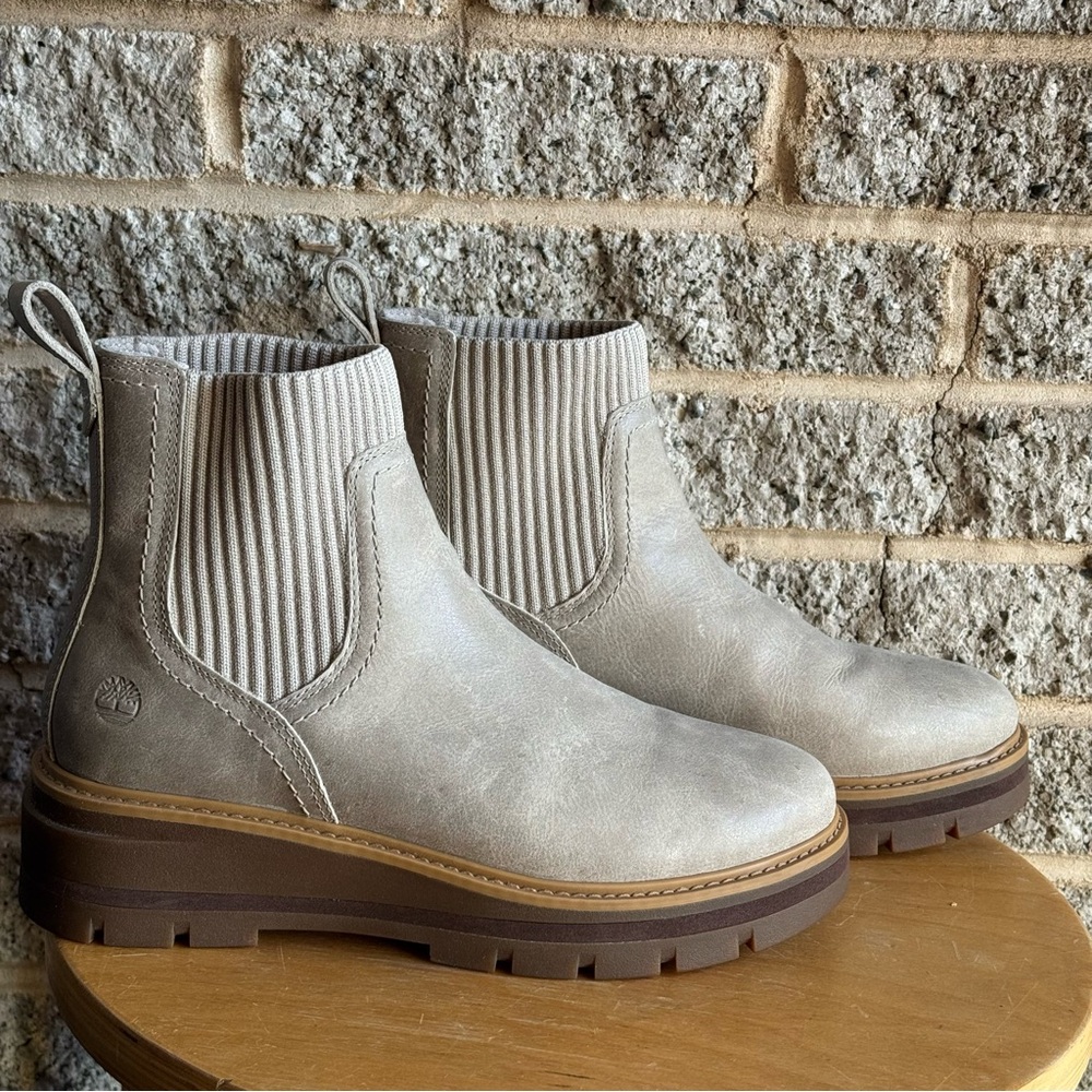Never worn Timberland Cervinia Valley Chelsea light taupe leather size 7.5